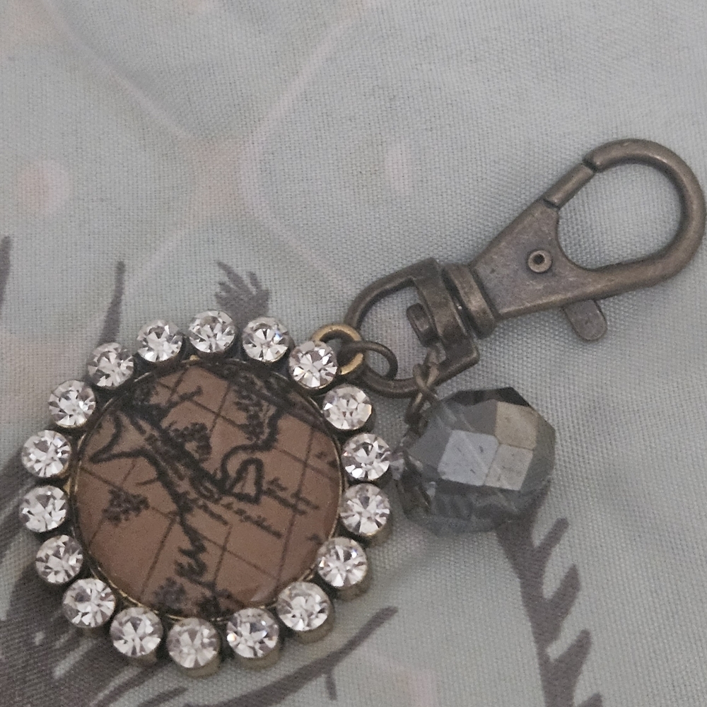 World Map Keychain - Picture 4 of 6